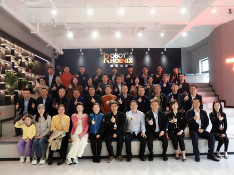 Ex-alunos da China Europe International Business School Jinan Alumni Association visitou Robotphoenix para orientação